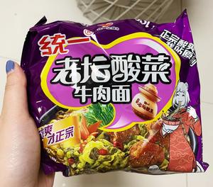 老坛酸菜牛肉方便面，拌着吃的做法 步骤1