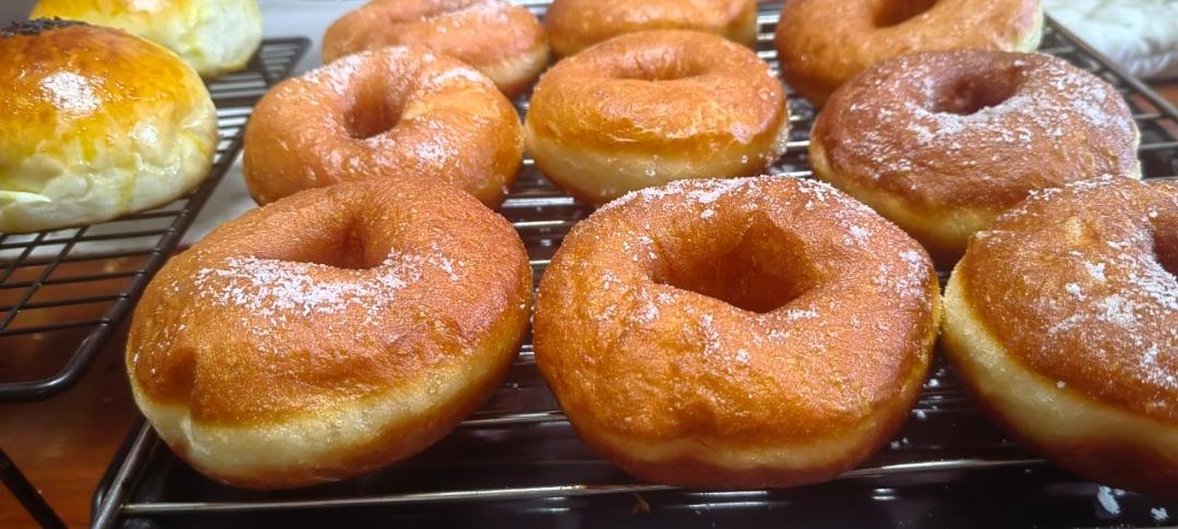 🍩超快手一小时低糖无需烤箱的甜甜圈（详细视频）