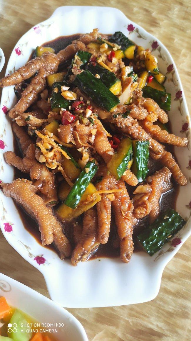 就像有句话所说：成年人的世界里，从来就没有“容易”二字。很多时候，你只能单枪匹马，直面生活的兵荒马乱。