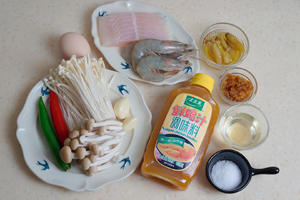 金汤菌菇捞鱼丸——太太乐鲜鸡汁的做法 步骤1