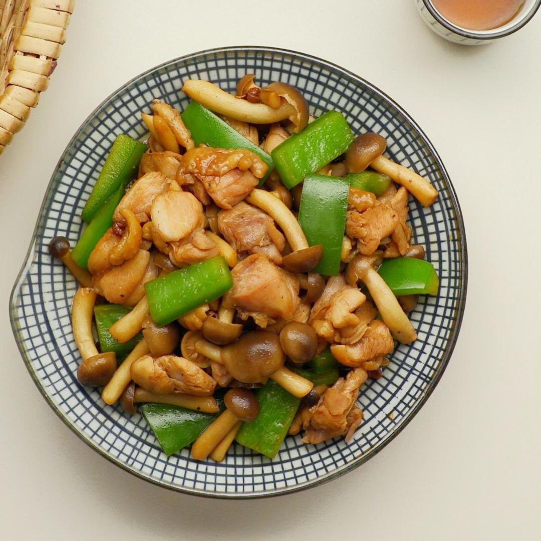 青椒菌菇炒鸡肉的做法