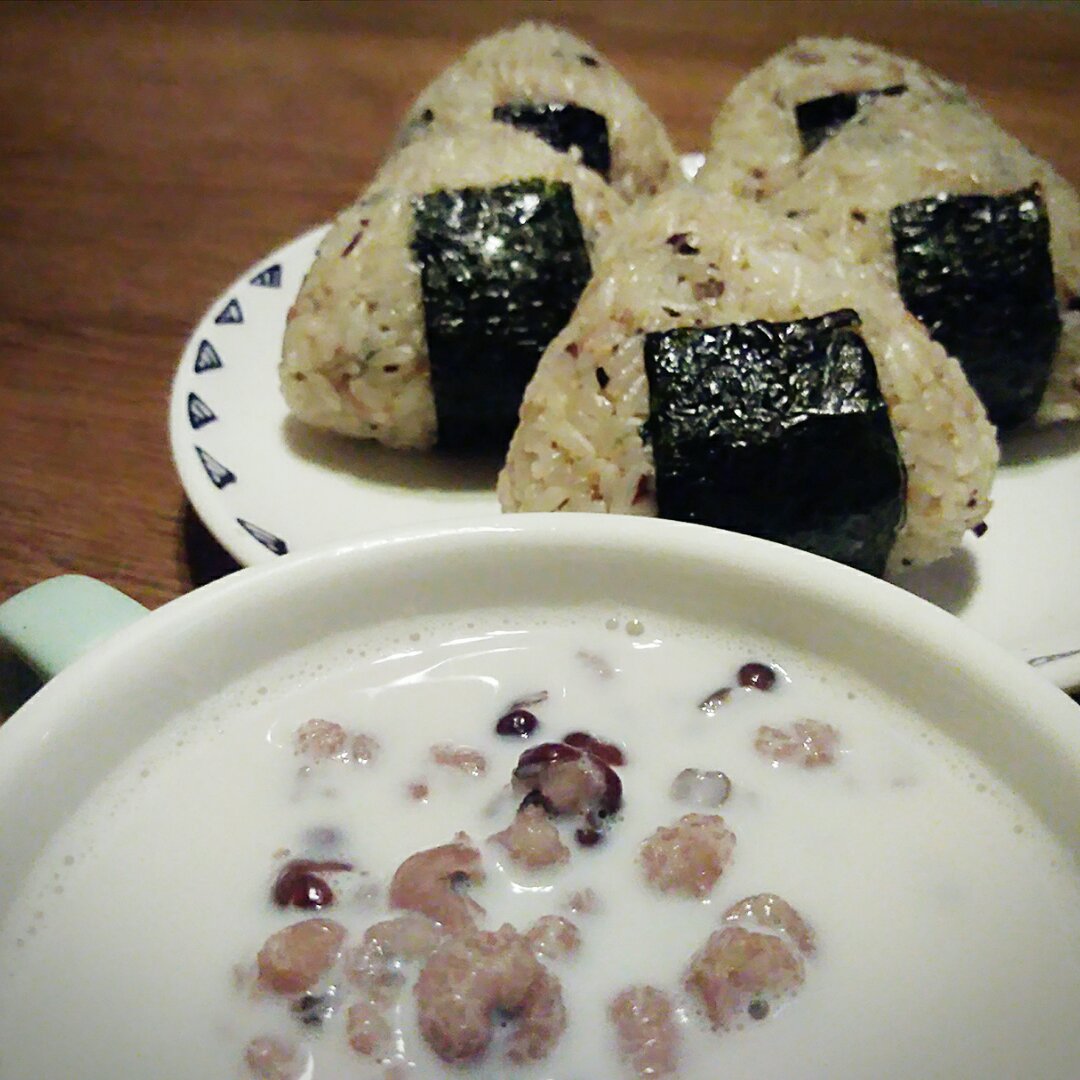 金枪鱼芝麻手捏饭团