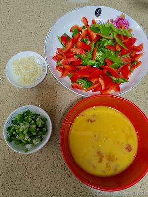 增进食欲的青红椒炒鸡蛋的做法 步骤1