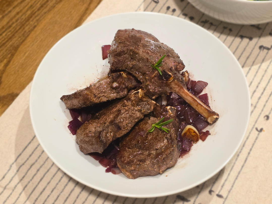 煎鹿排配红酒酱汁