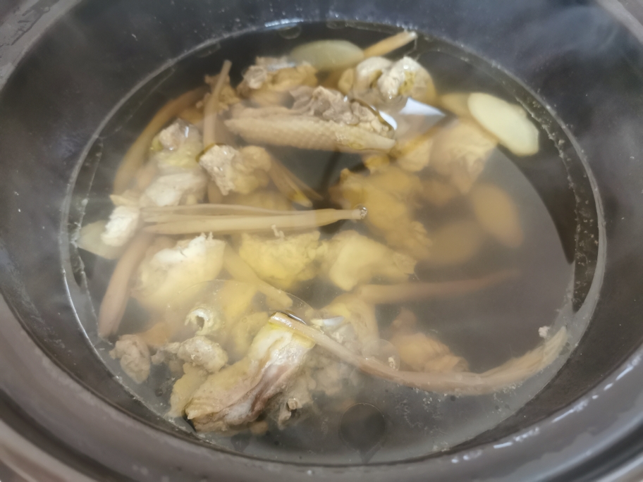 孕产妇月子鸡汤（超简单，四味料就可以做）