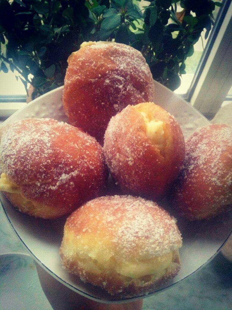 好吃到哭泣的甜甜圈VANILLA CREAM-FILLED DOUGHNUTS