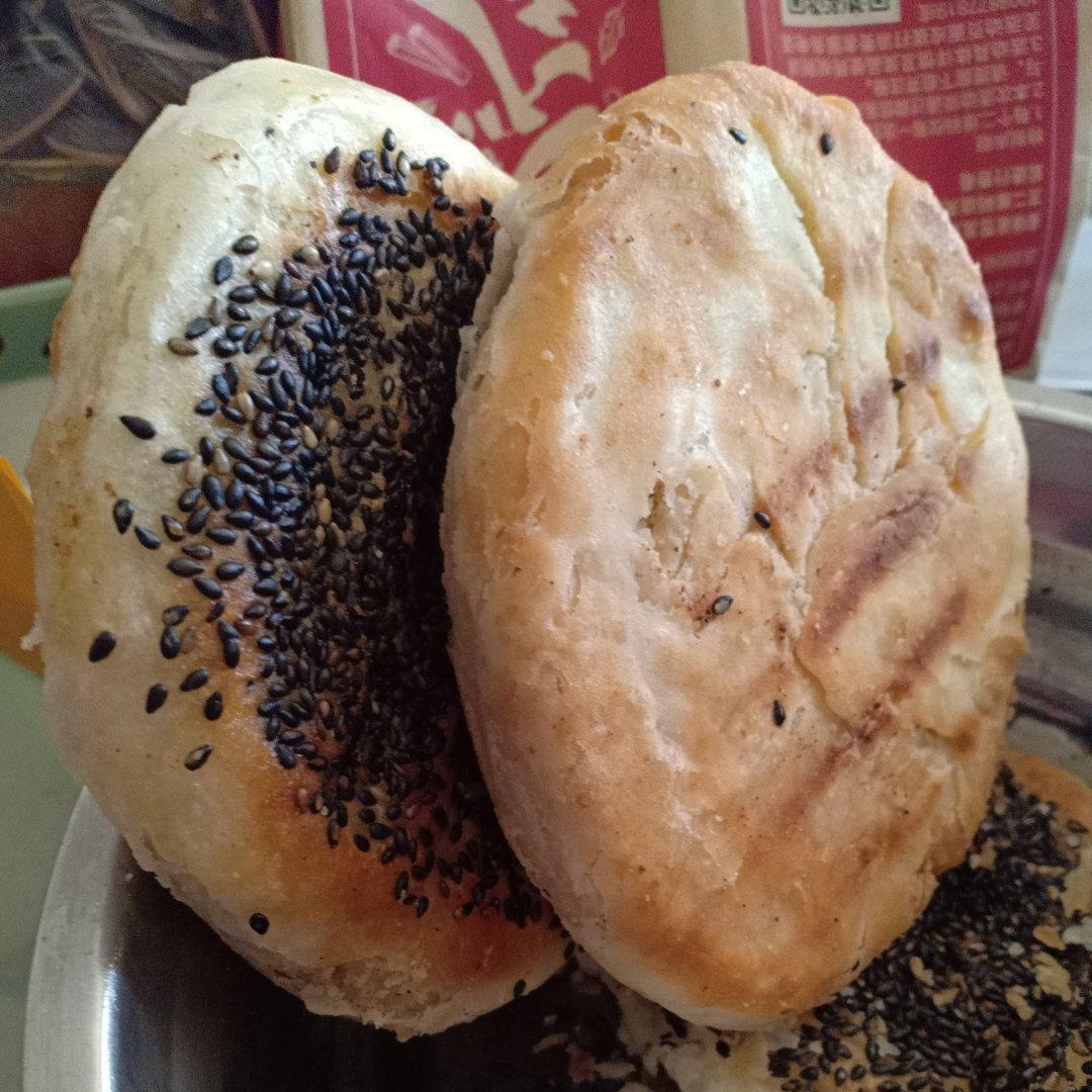 早餐店芝麻椒盐酥饼 外酥里软层次分明 一口咬下去直掉渣 附细节视频详解