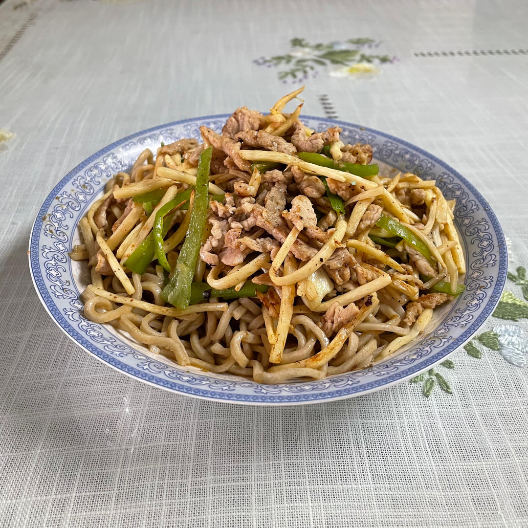 上海人最家常的冷面浇头炒三丝（青椒茭白肉丝）