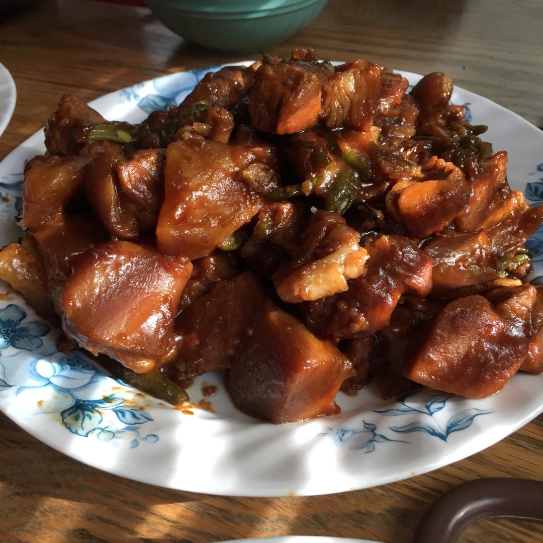 吃着碗里望着锅里的红烧肉