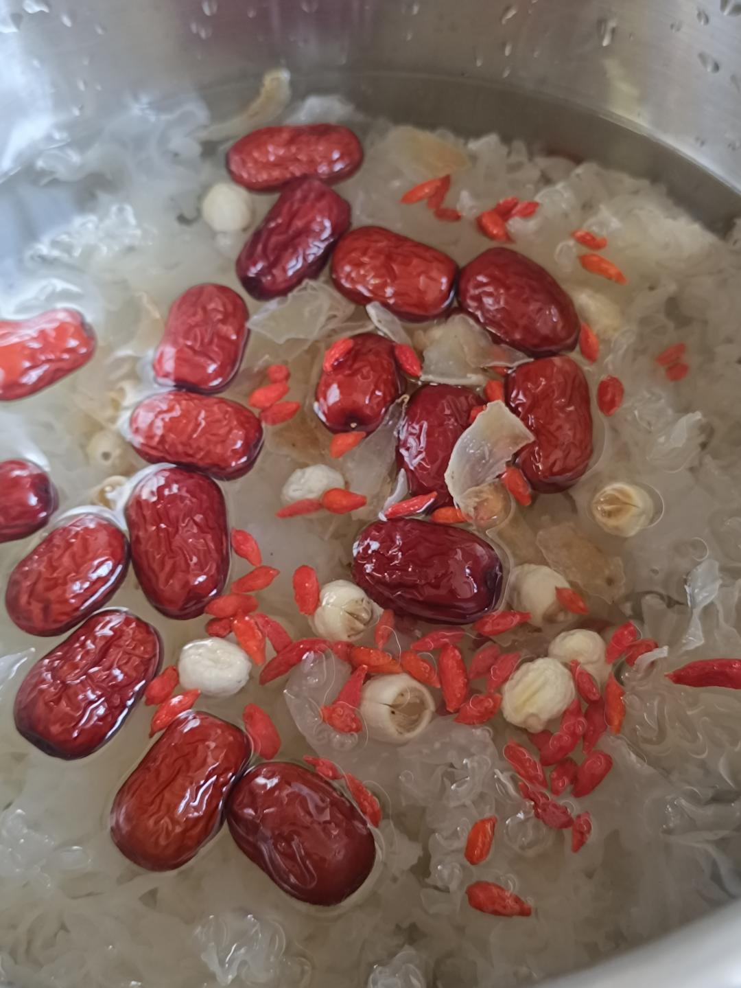 红枣银耳莲子羹
