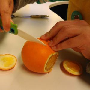 剥橙皮不伤手的做法 步骤3