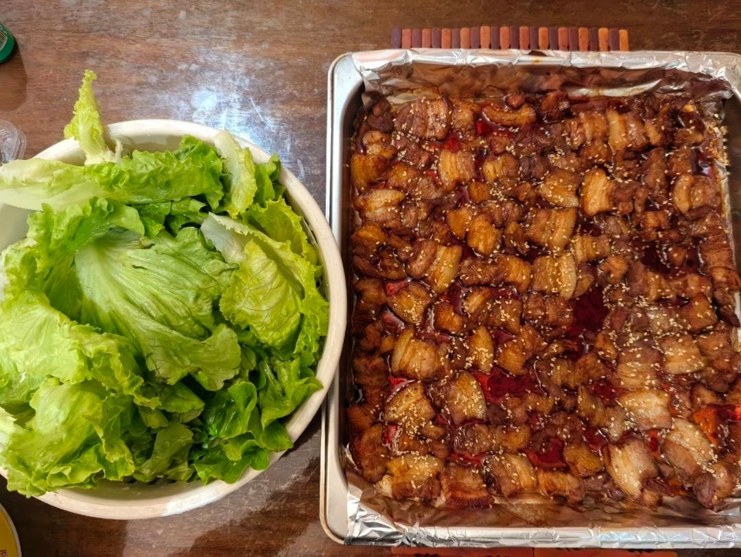 烤五花肉🥩这个夏天除了西瓜🍉当然还有烧烤🥓拥有烤箱的快乐🍺