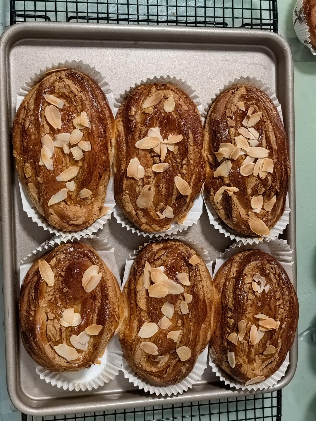 酥的掉渣面包店的经典产品-花生杏仁面包
