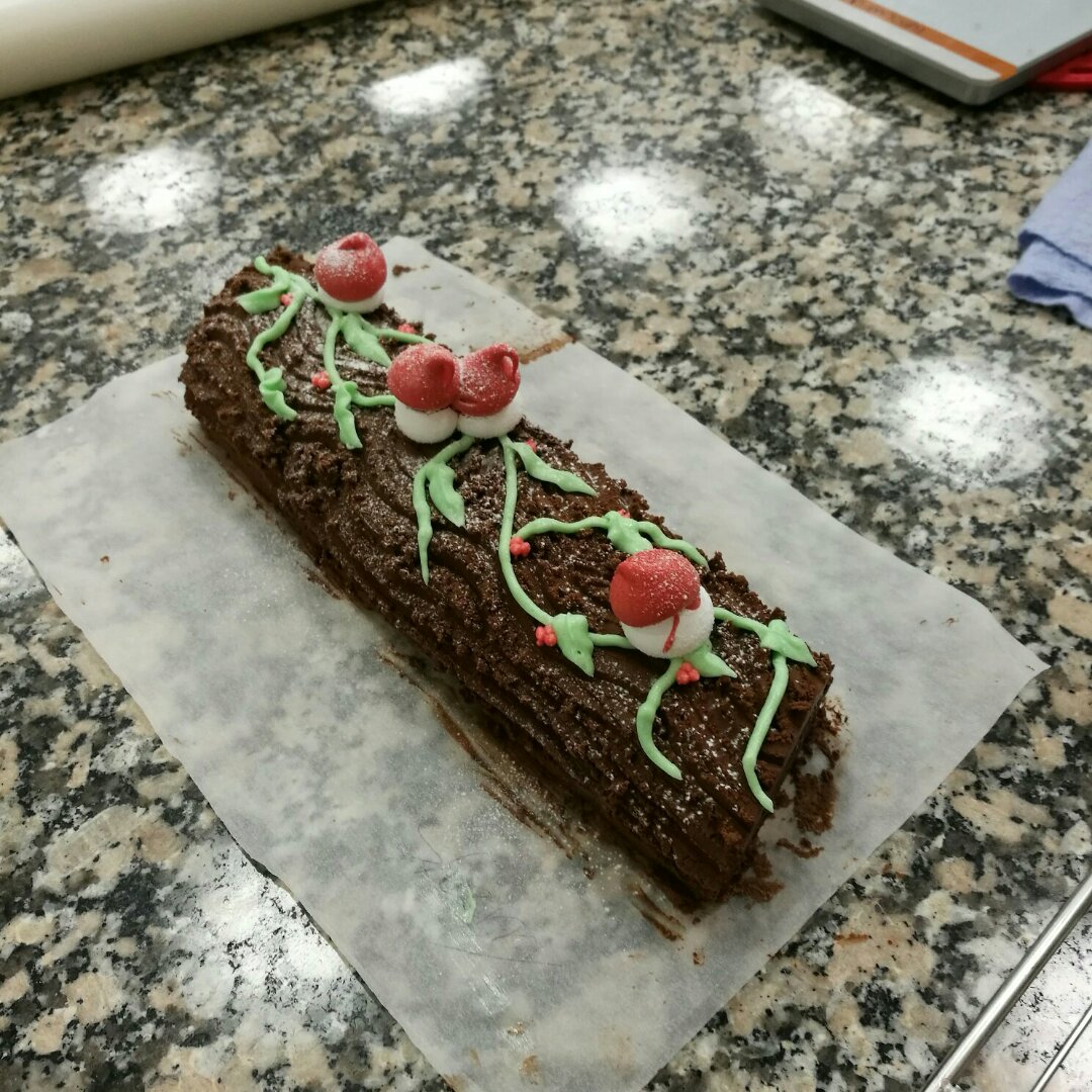圣诞树桩蛋糕+仿真松果做法