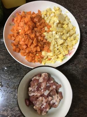胡萝卜🥕玉米肉碎炒的做法 步骤1
