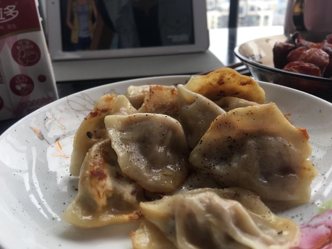 冰箱冷冻水饺做煎饺