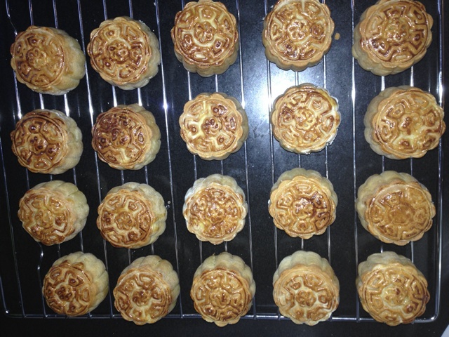 一口广月之小小蛋黄莲蓉月饼