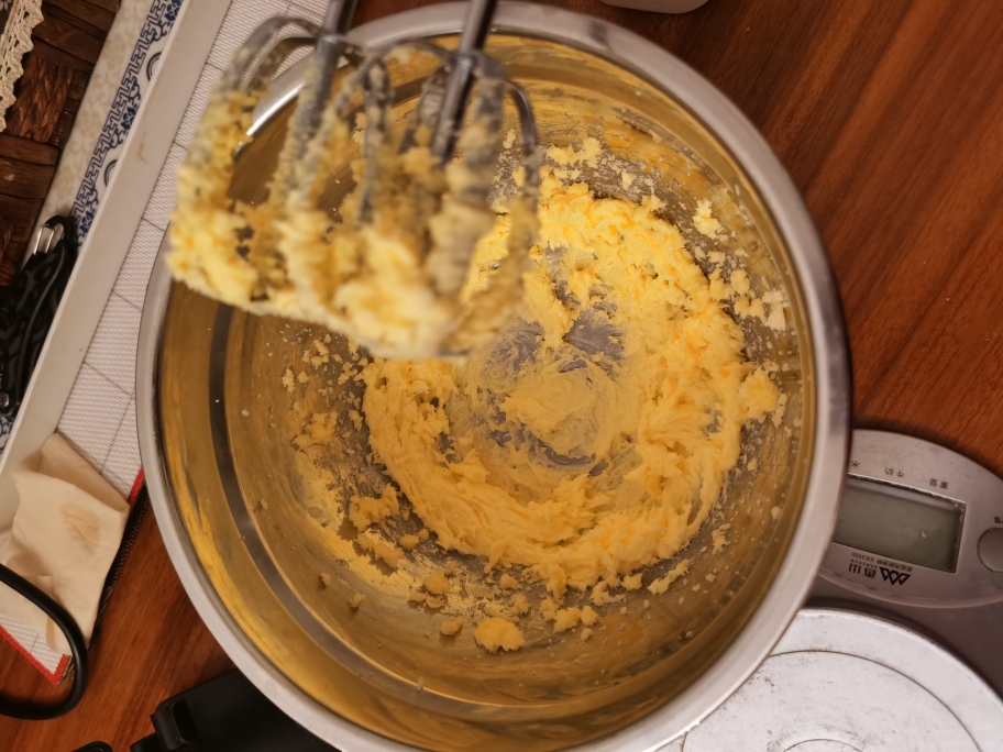一口一个的咸蛋黄小酥饼的做法 步骤2
