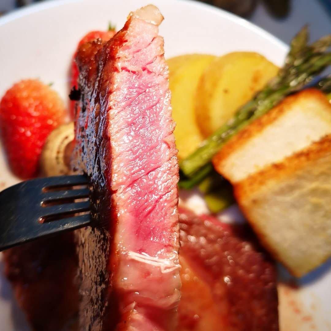 这些煎牛排的小技巧你们都会吗？