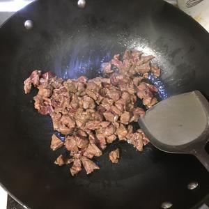 黑椒牛肉粒炒杏鲍菇的做法 步骤7