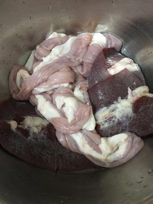 冬瓜薏米蜜枣猪横脷粉肠汤的做法 步骤4