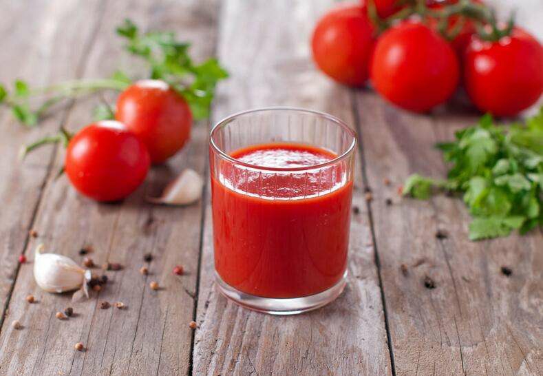 据说能10天瘦10几斤的番茄饮料—18种番茄汁做法，破壁机榨汁机，圣女果的做法 步骤1