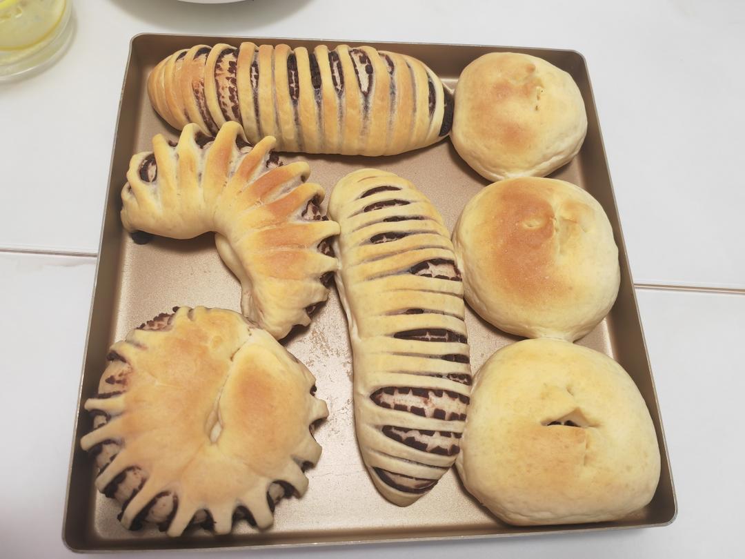 豆沙毛毛虫面包