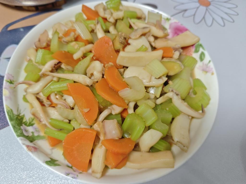 墨鱼炒芹菜