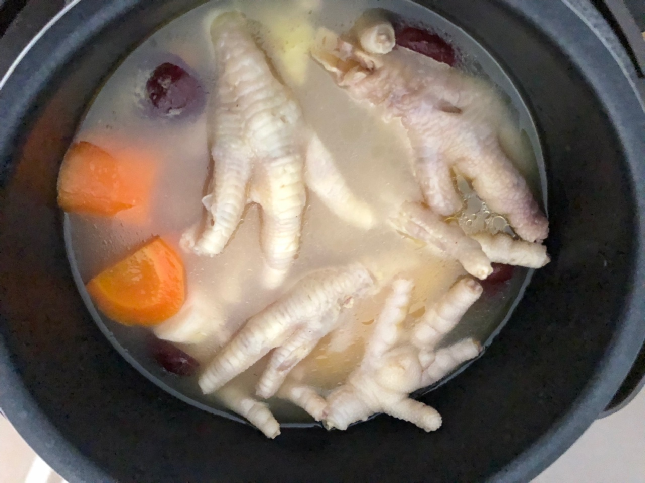 胡萝卜莲藕花生玉米鸡爪汤