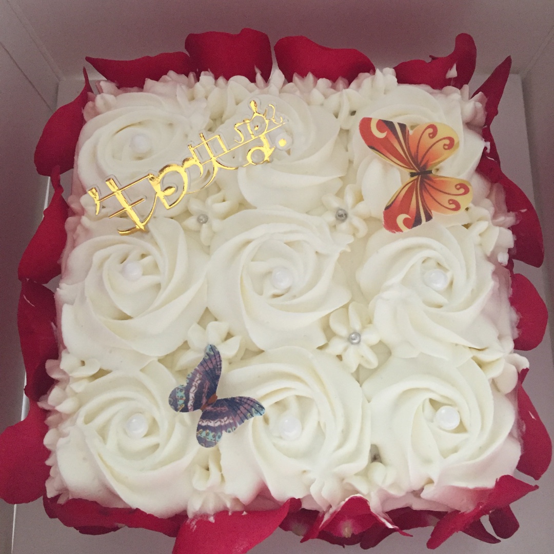 玫瑰花瓣生日蛋糕