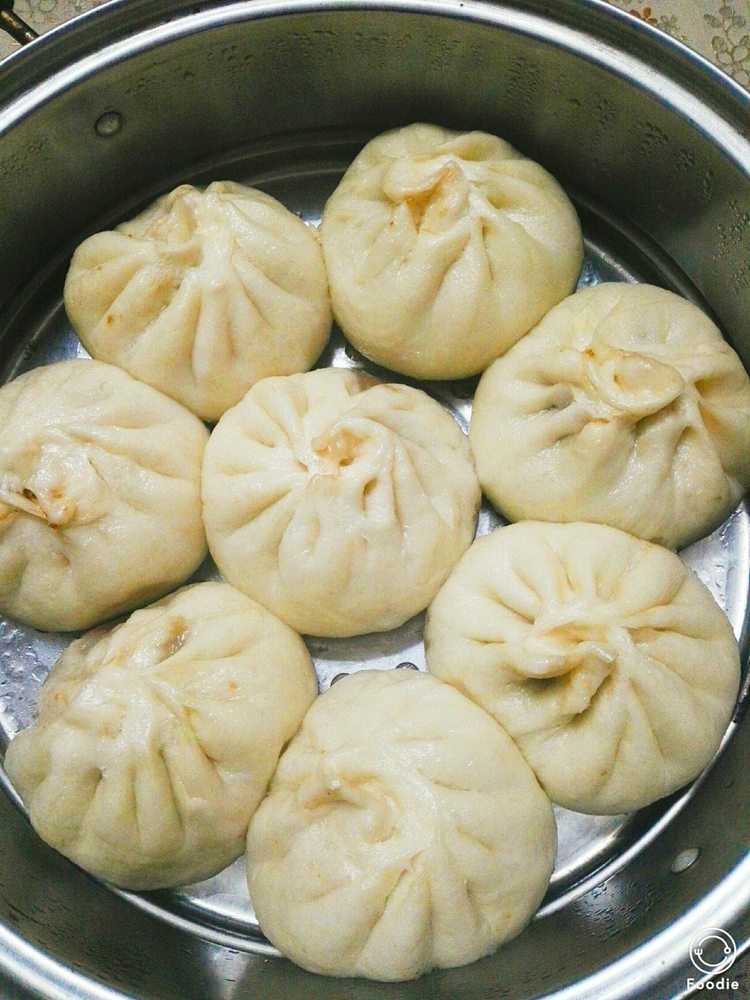 松软多汁的肉包子