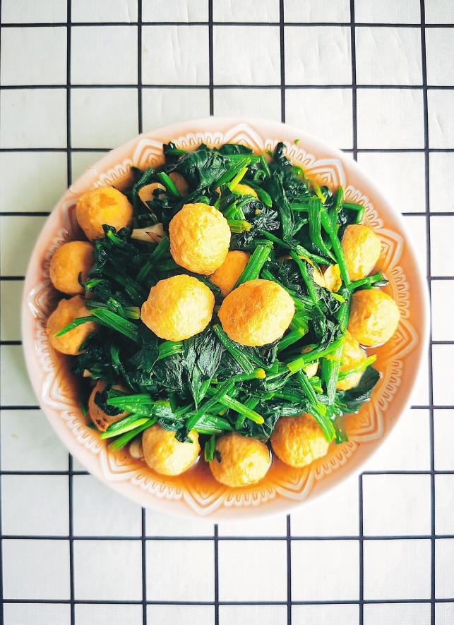 炒菠菜鱼蛋的做法