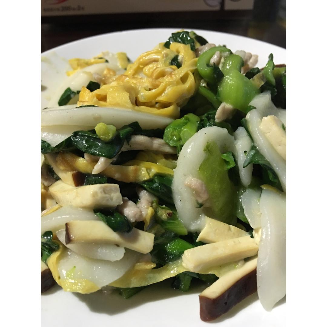 朴素的青菜肉丝炒年糕