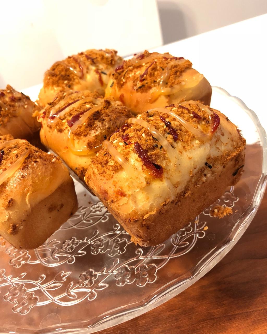 贝琪小姐做的肉松葱香芝士面包