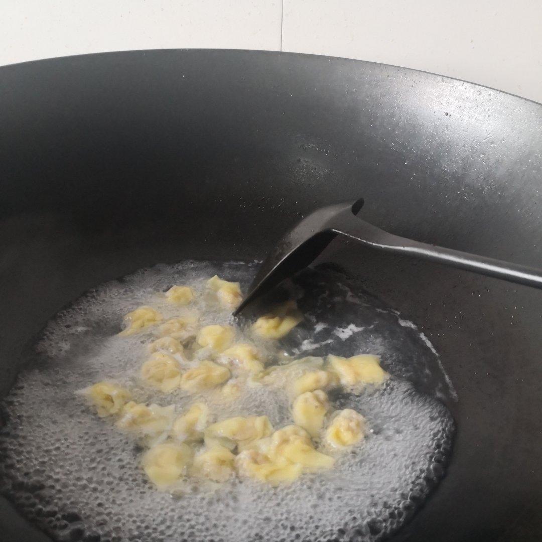 薄如蝉翼的手擀馄饨皮