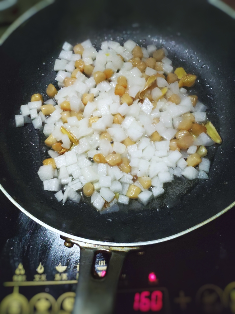 超简单的家常菜—干贝萝卜汤的做法 步骤3