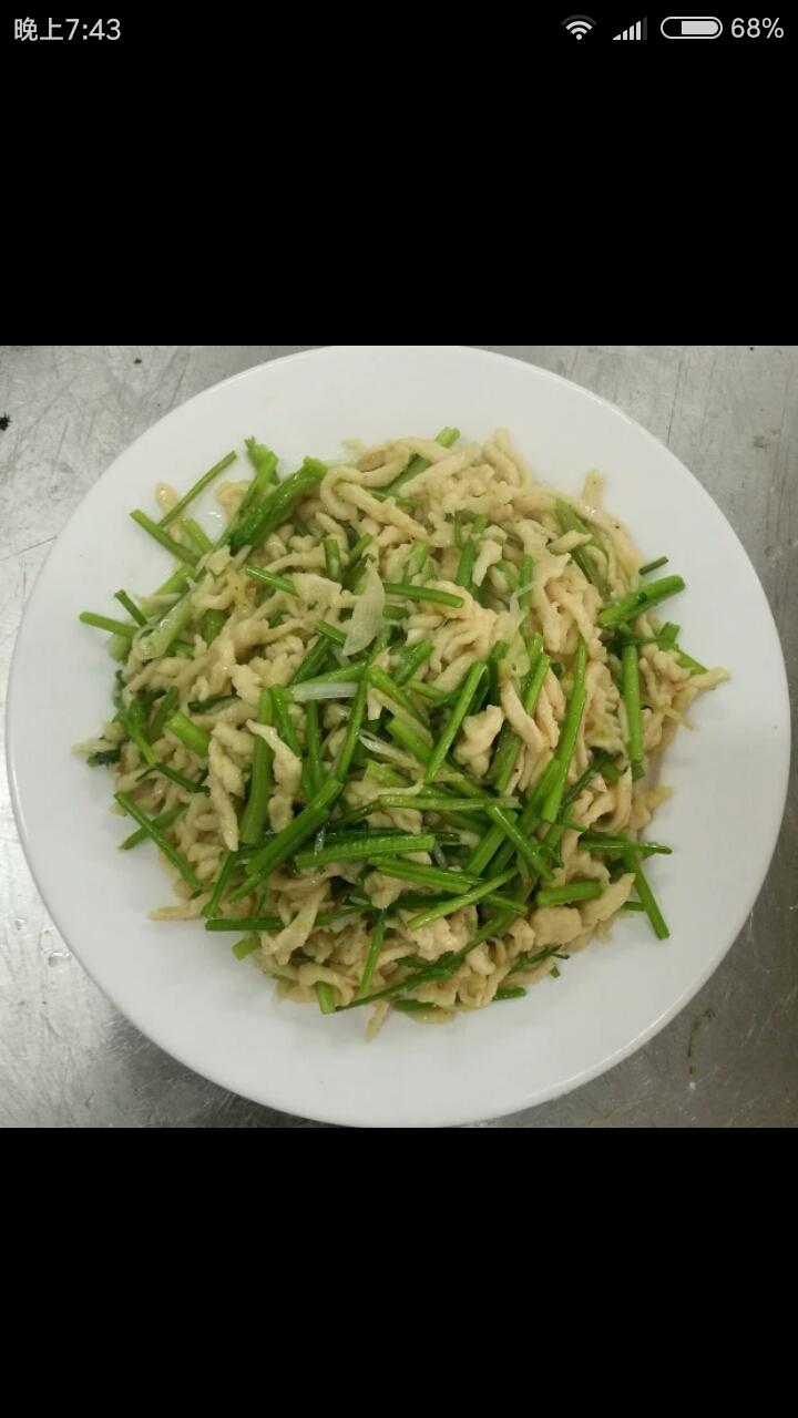 2勺盐2克鸡精1勺白胡椒粉1勺芫爆鸡丝的做法准备原料鸡脯肉切丝,加盐