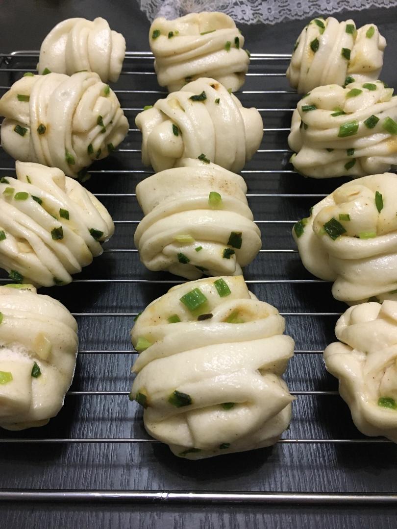 最好吃的火腿葱香花卷—附让葱不变黄的小窍门