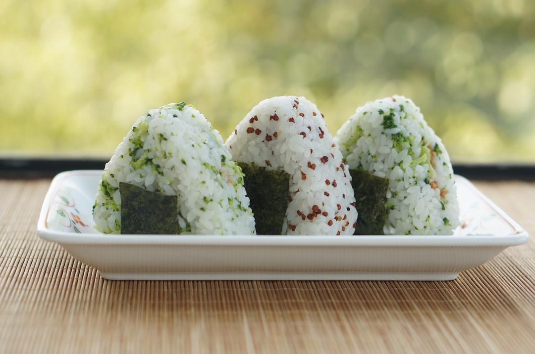 手握三角夹心藜麦饭团【健康一手握】