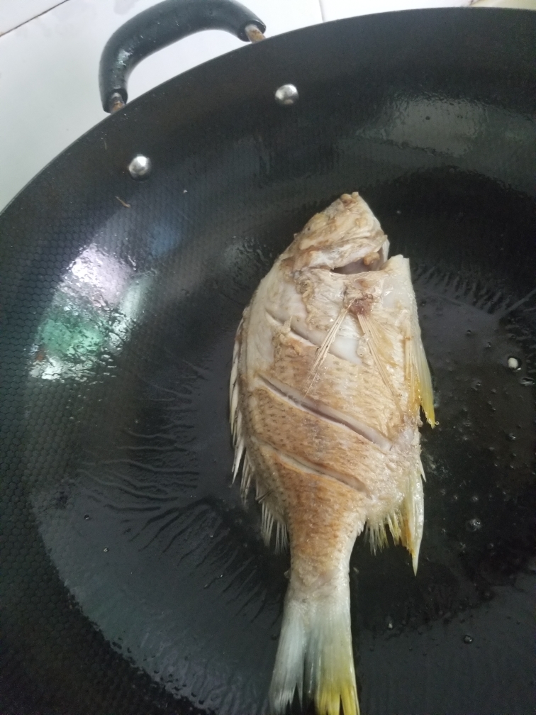 豆瓣酱焖鱼的做法 步骤3