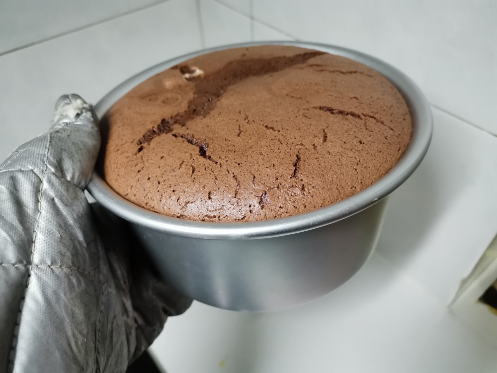 戚风蛋糕6寸（巧克力）的做法 步骤17