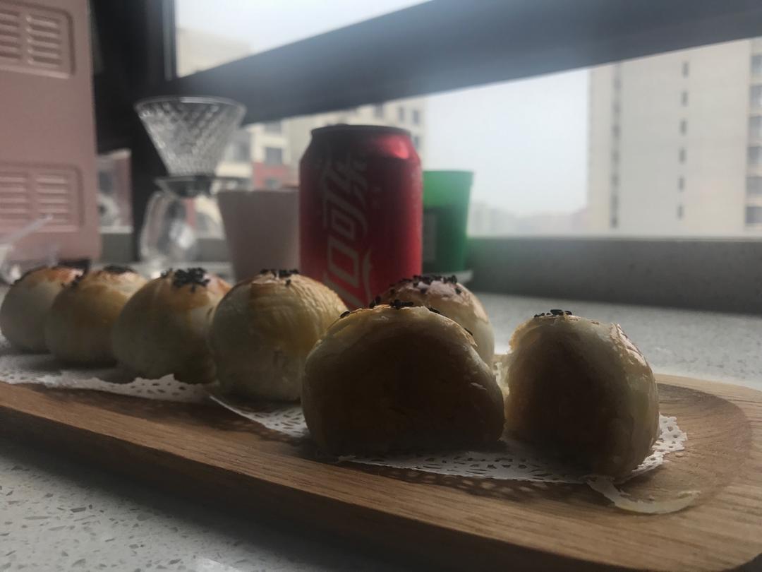 让你咬一口就幸福感爆棚的～～蛋黄酥