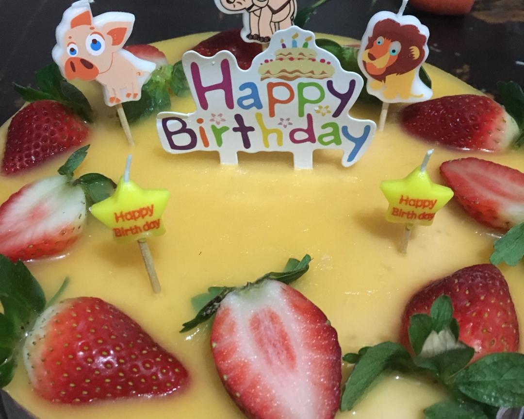 8寸草莓慕斯蛋糕