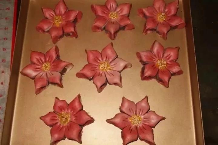 少女心满满的豆沙桃花酥