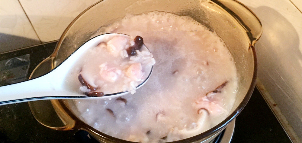用剩米饭煮一锅香菇滑鸡粥粥，养胃、开胃皆宜的鲜粥。的做法 步骤4