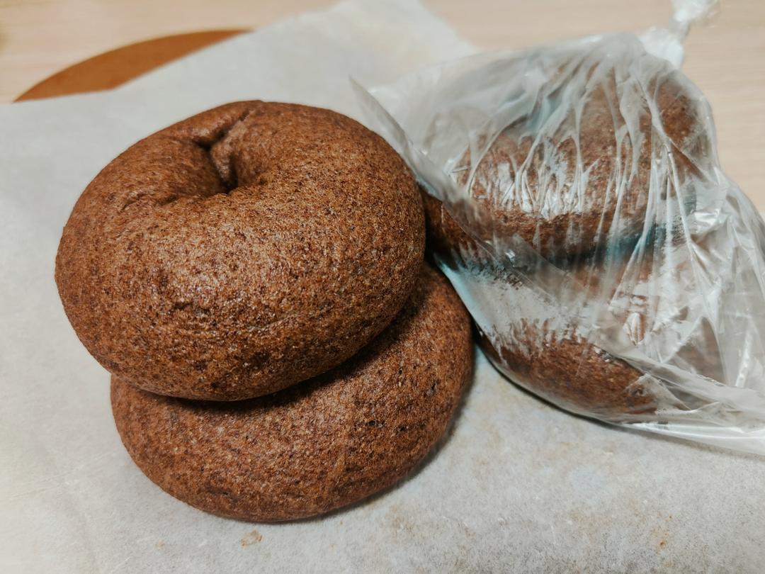 新手友好的无糖无油100%黑全麦贝果