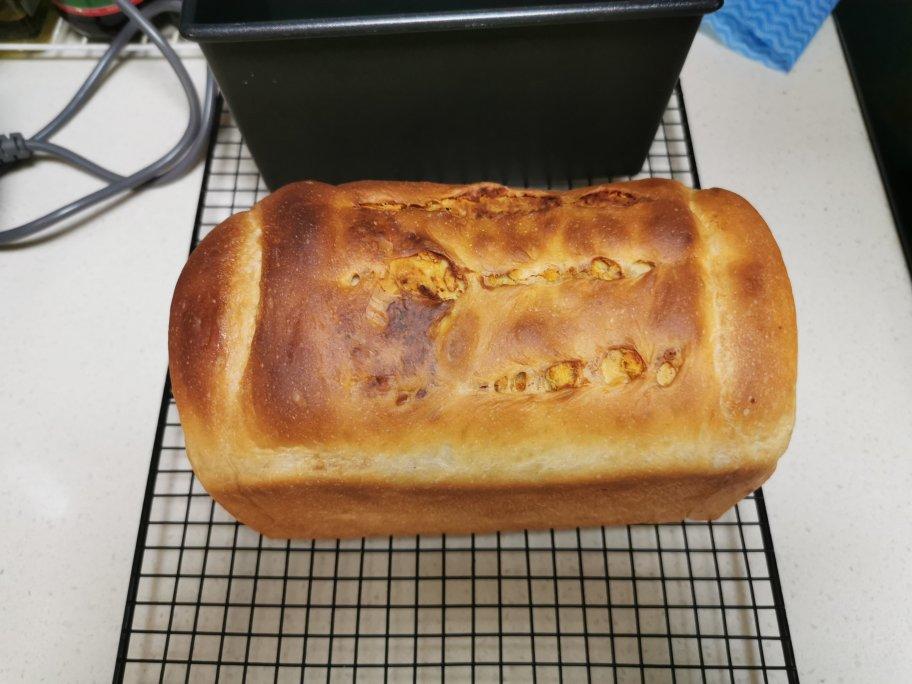 咸蛋黄肉松吐司