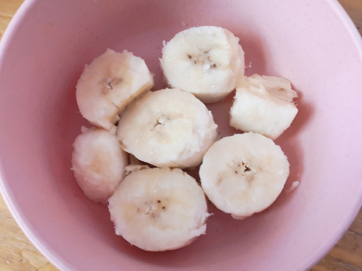【瘦身友好】超简单香蕉新吃法：豆乳香蕉的做法 步骤1