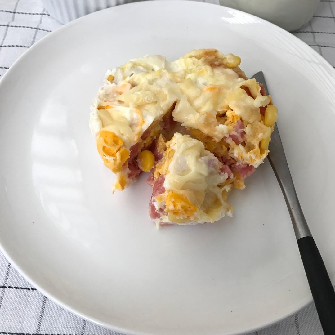 只需摆好材料去微波！惊艳全家的早餐端上桌：香肠奶酪烘蛋