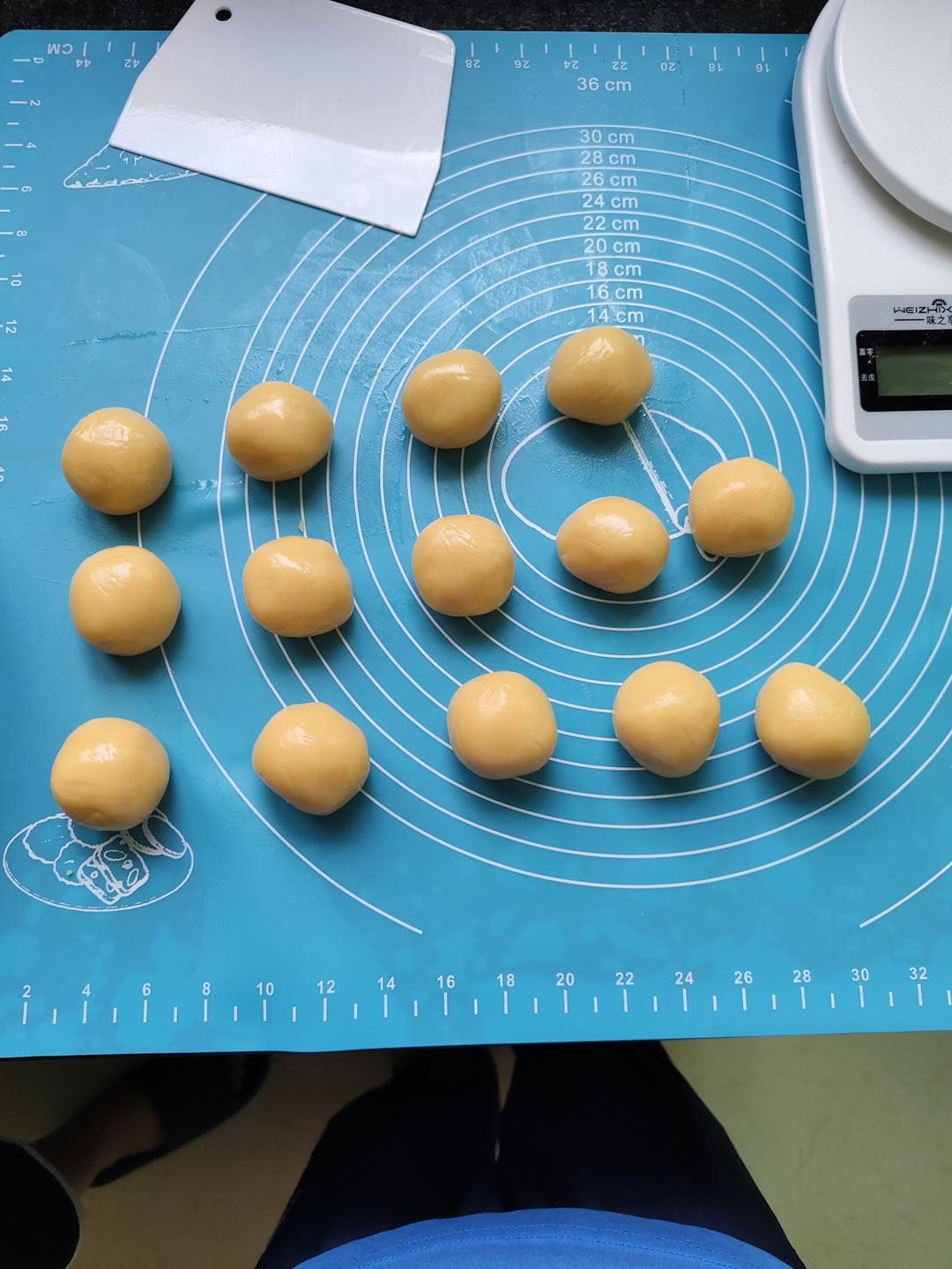 广式月饼－－蛋黄豆沙月饼